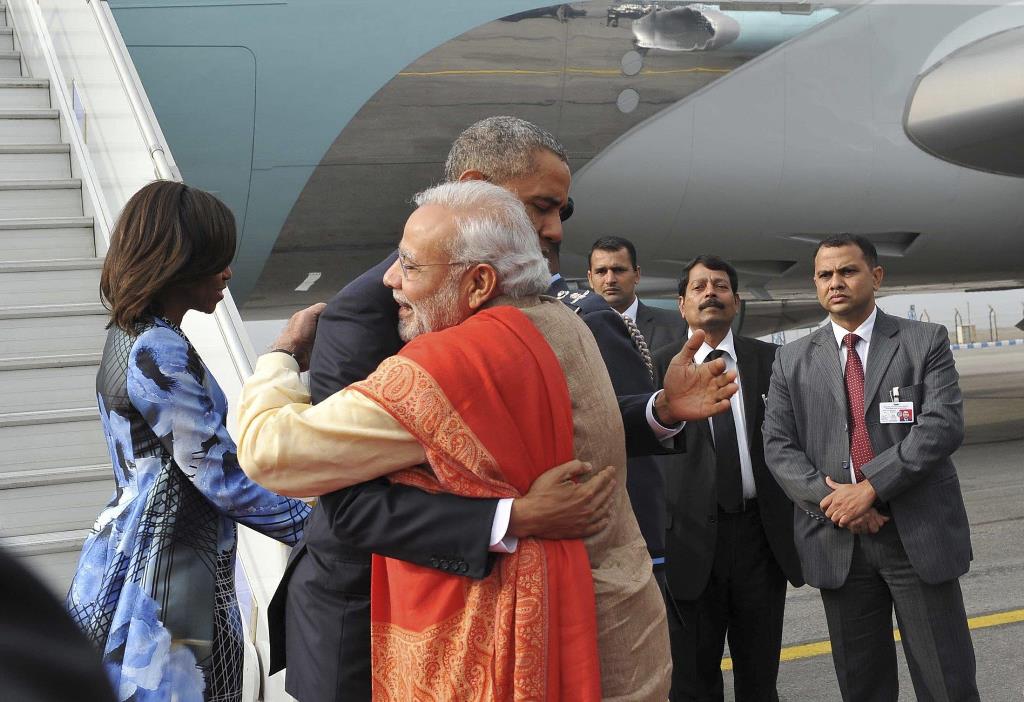 obama modi hug